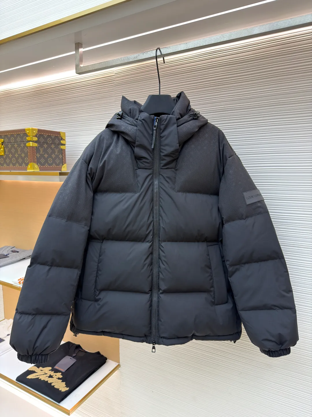 LOUIS VUITTON spliced old flower cotton jacket ●Original version: Purchased and developed for 28900 ●Item number: 1681599-D05 ●Fabric: white goose feather fabric ●Technology: printing production ●Color: black ●Version: fitted version ●Weight: about 1095 grams ●Size: 46-48-50-52 ●Description: This belted jacket is made of a mixed fabric of yoke and integrated into the collar. It is embellished with a non-detachable hood, embossed at the splicing, minimonogram embossed environmentally friendly lining with lightweight texture, thermal insulation and customized hardware accessories. The fabric speaks of sustainable and ethical design, and the left sleeve is uniquely decorated with a Louis Vuitton leather leather patch with silicone patch. The overall wiring is straight and delicate, the fabric is comfortable and soft, and the color is consistent without color difference. It can be matched with the same style to create a fashionable look and control various occasions. Customized accessories, complete with three standards, same style for men and women!